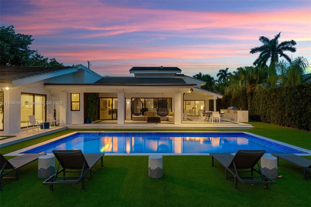 В аренду: $24,000 (5 спален, 3 ванн, 3296 Квадратных фут)