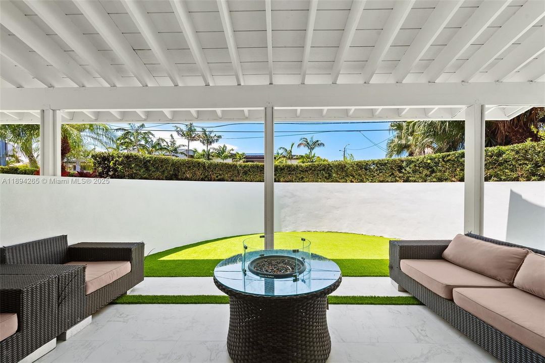 В аренду: $24,000 (5 спален, 3 ванн, 3296 Квадратных фут)