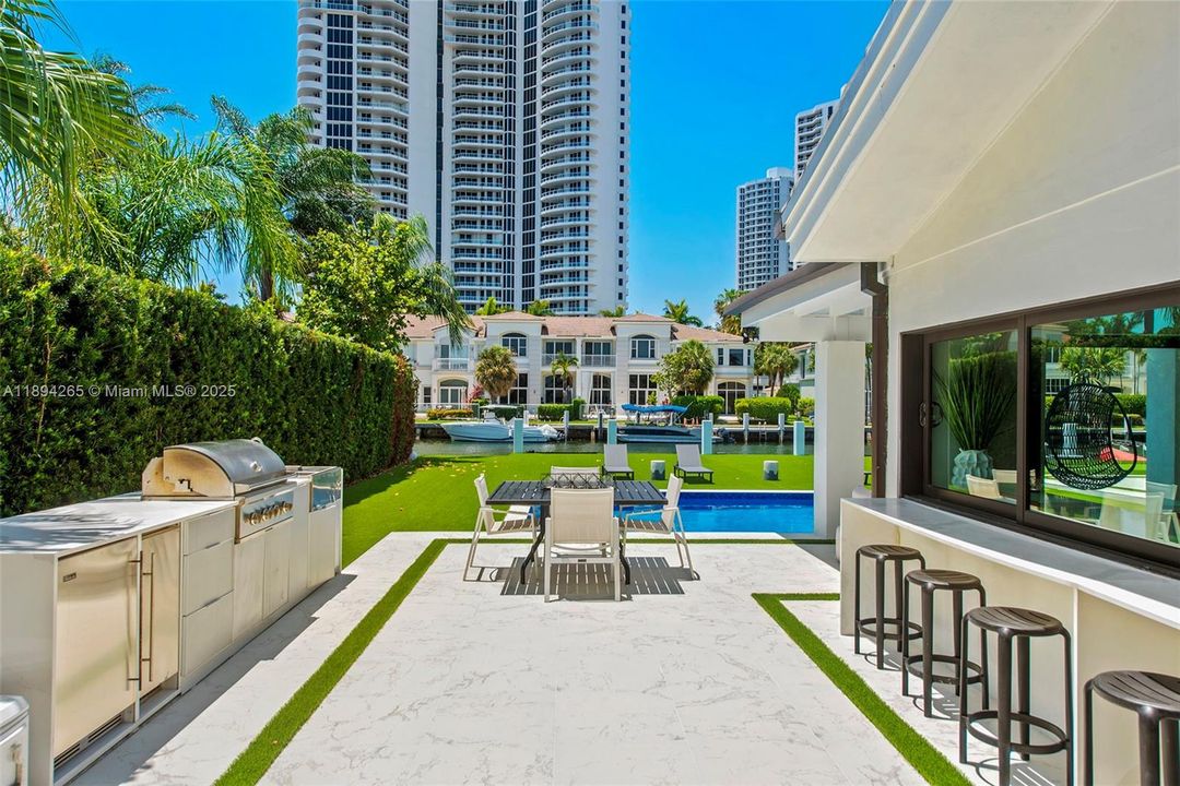 В аренду: $24,000 (5 спален, 3 ванн, 3296 Квадратных фут)