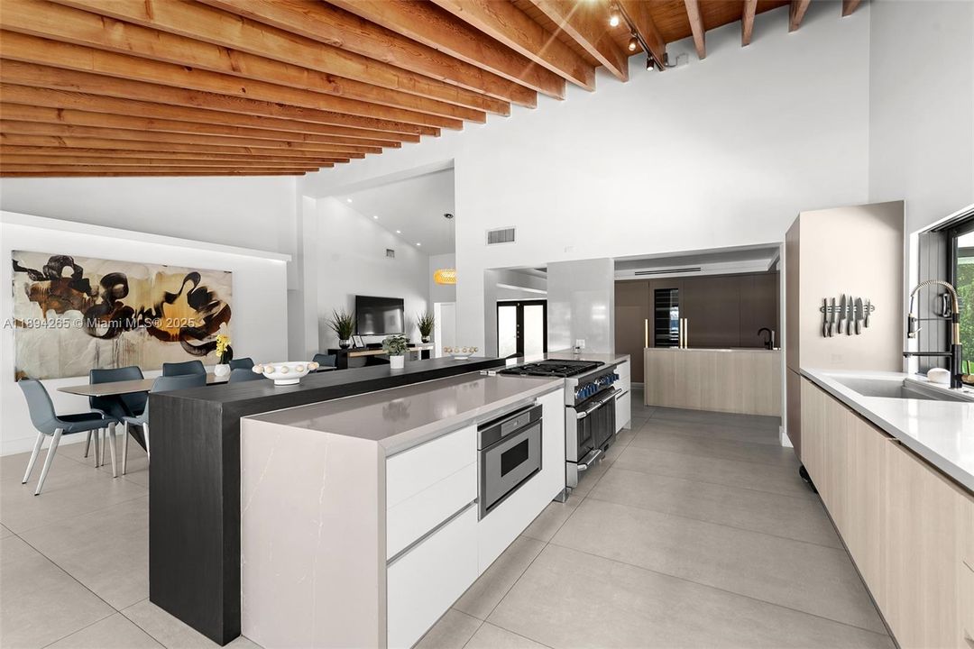 В аренду: $24,000 (5 спален, 3 ванн, 3296 Квадратных фут)