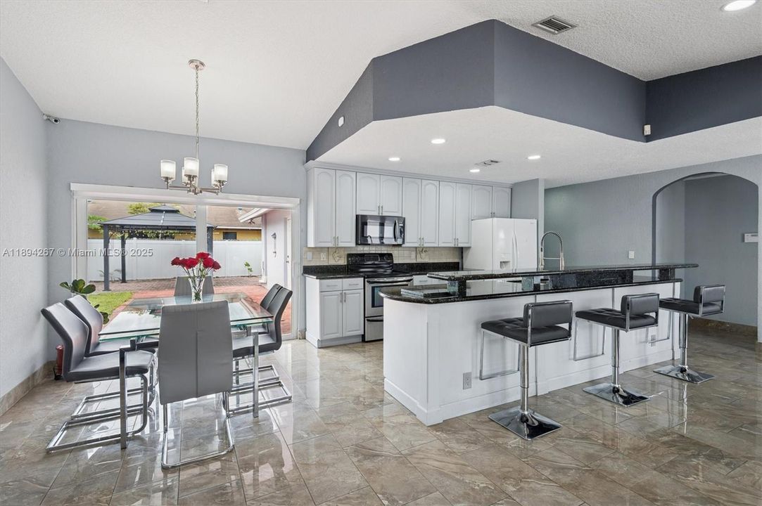 合同活跃: $515,000 (3 贝兹, 2 浴室, 1309 平方英尺)