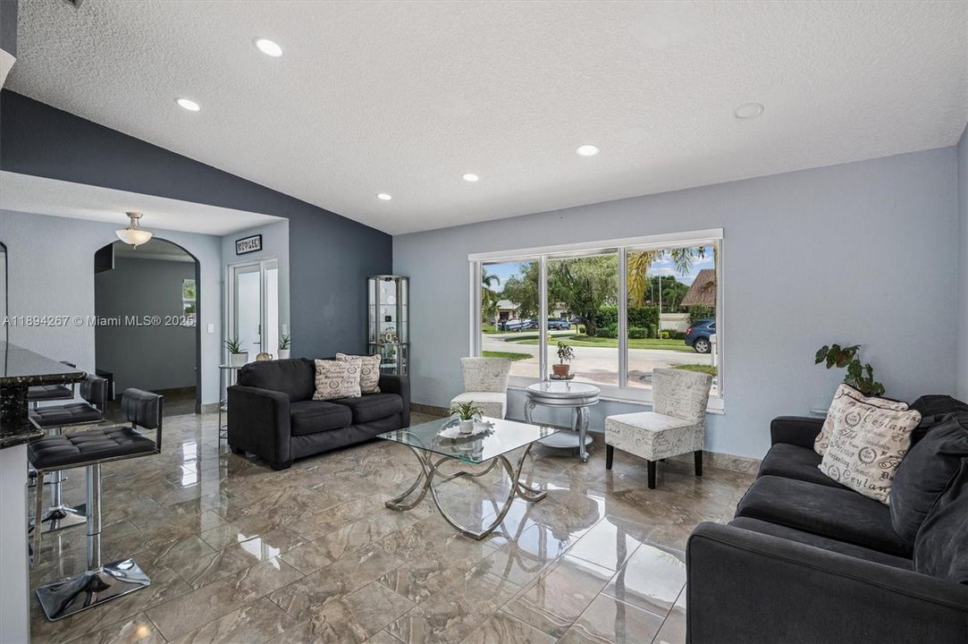 合同活跃: $515,000 (3 贝兹, 2 浴室, 1309 平方英尺)