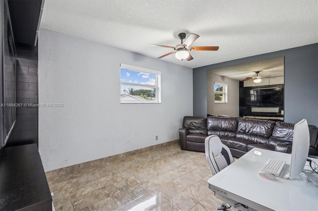 合同活跃: $515,000 (3 贝兹, 2 浴室, 1309 平方英尺)