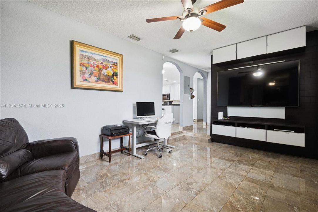 合同活跃: $515,000 (3 贝兹, 2 浴室, 1309 平方英尺)