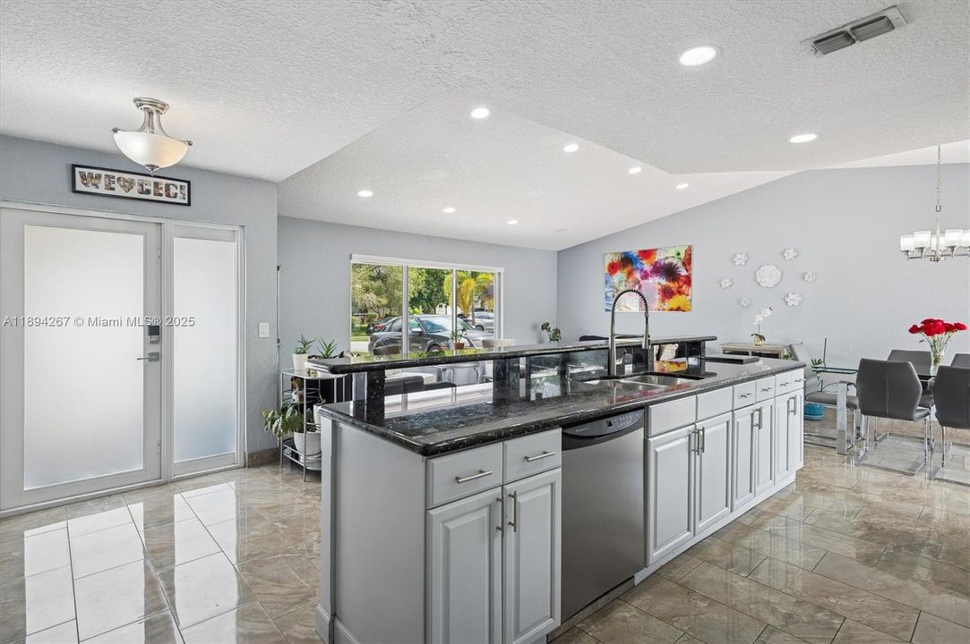 合同活跃: $515,000 (3 贝兹, 2 浴室, 1309 平方英尺)