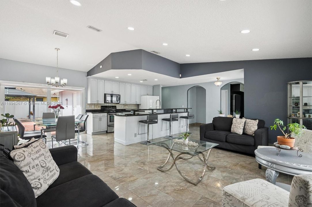 合同活跃: $515,000 (3 贝兹, 2 浴室, 1309 平方英尺)