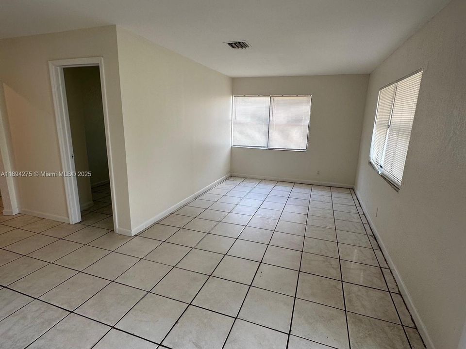 最近租的: $2,000 (3 贝兹, 1 浴室, 1000 平方英尺)