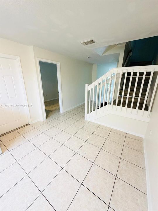 合同活跃: $2,850 (4 贝兹, 3 浴室, 1528 平方英尺)