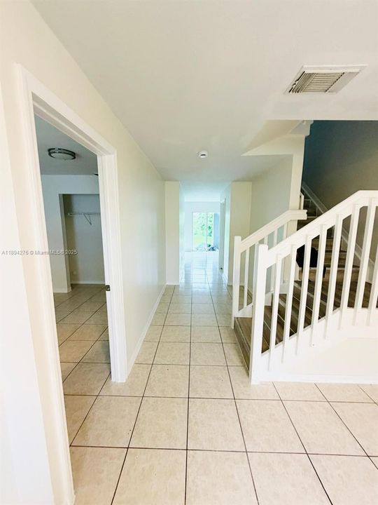 合同活跃: $2,850 (4 贝兹, 3 浴室, 1528 平方英尺)