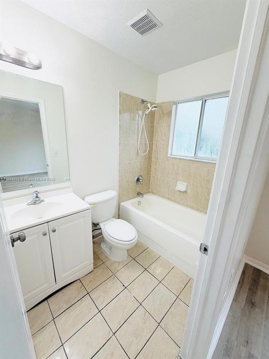 合同活跃: $2,850 (4 贝兹, 3 浴室, 1528 平方英尺)