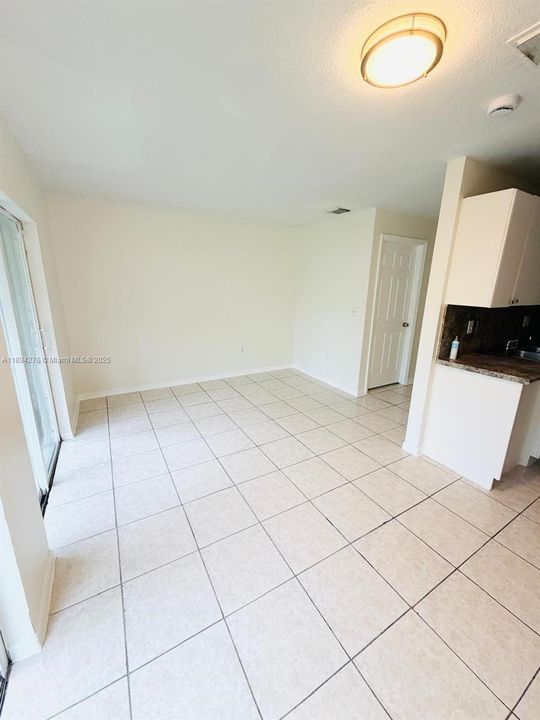 合同活跃: $2,850 (4 贝兹, 3 浴室, 1528 平方英尺)