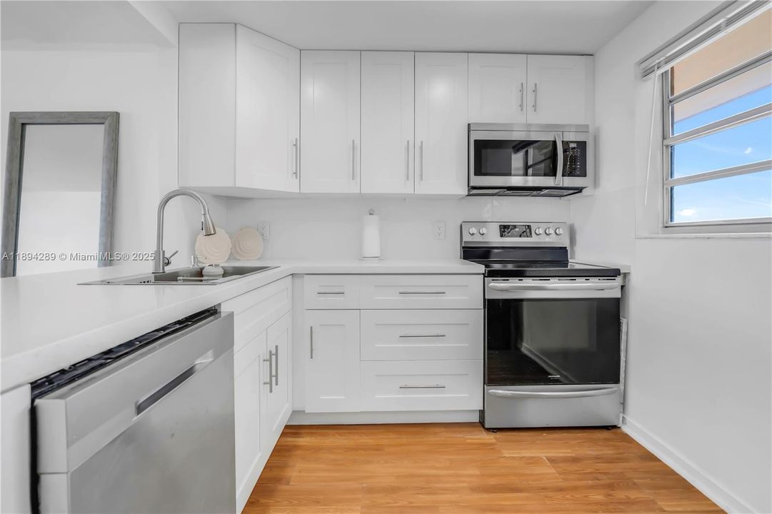 For Sale: $180,000 (1 beds, 1 baths, 734 Square Feet)