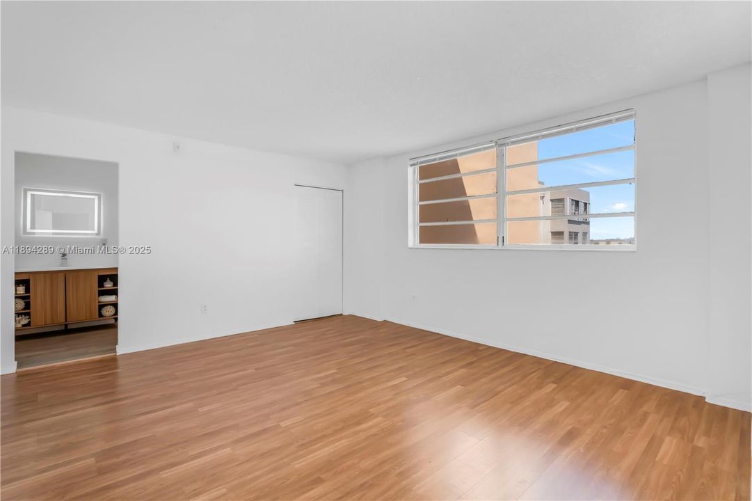 For Sale: $180,000 (1 beds, 1 baths, 734 Square Feet)