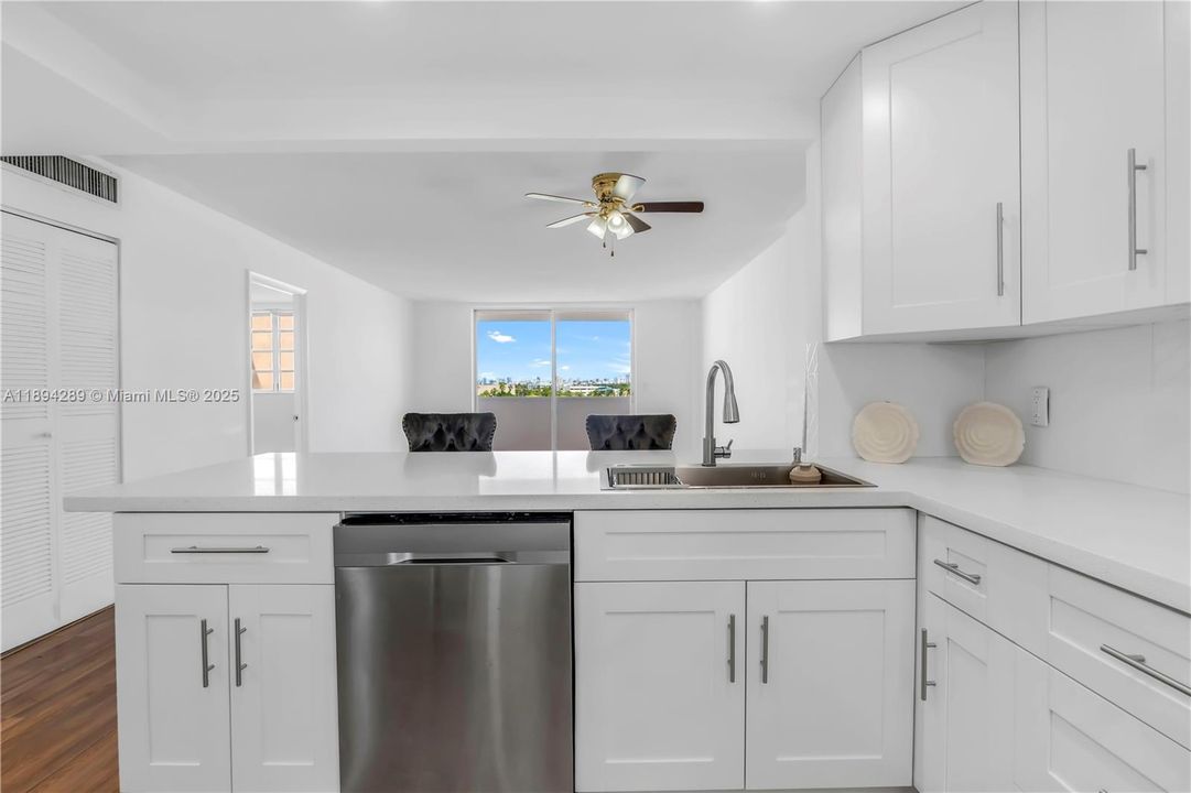 For Sale: $180,000 (1 beds, 1 baths, 734 Square Feet)