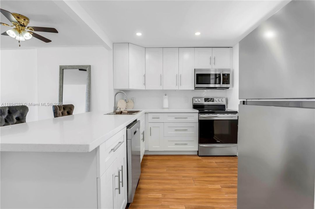 For Sale: $180,000 (1 beds, 1 baths, 734 Square Feet)