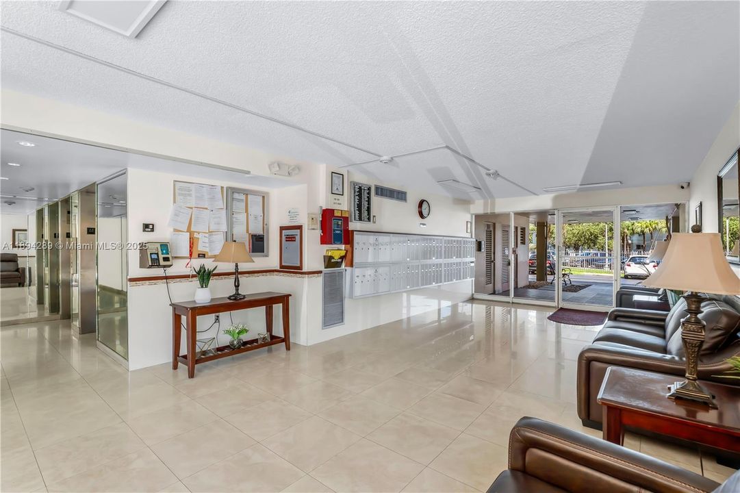 For Sale: $180,000 (1 beds, 1 baths, 734 Square Feet)