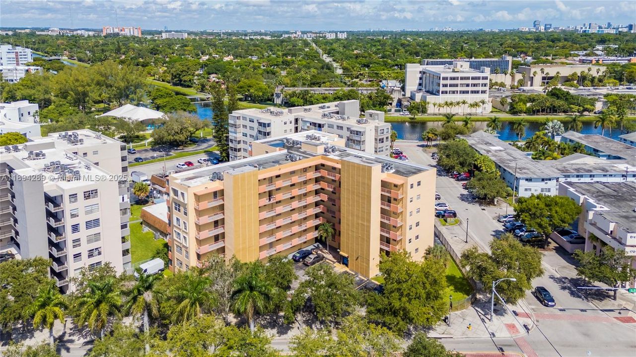 For Sale: $180,000 (1 beds, 1 baths, 734 Square Feet)