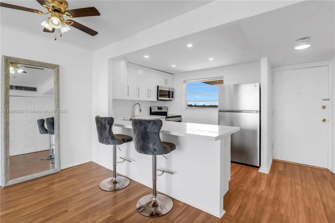 For Sale: $180,000 (1 beds, 1 baths, 734 Square Feet)