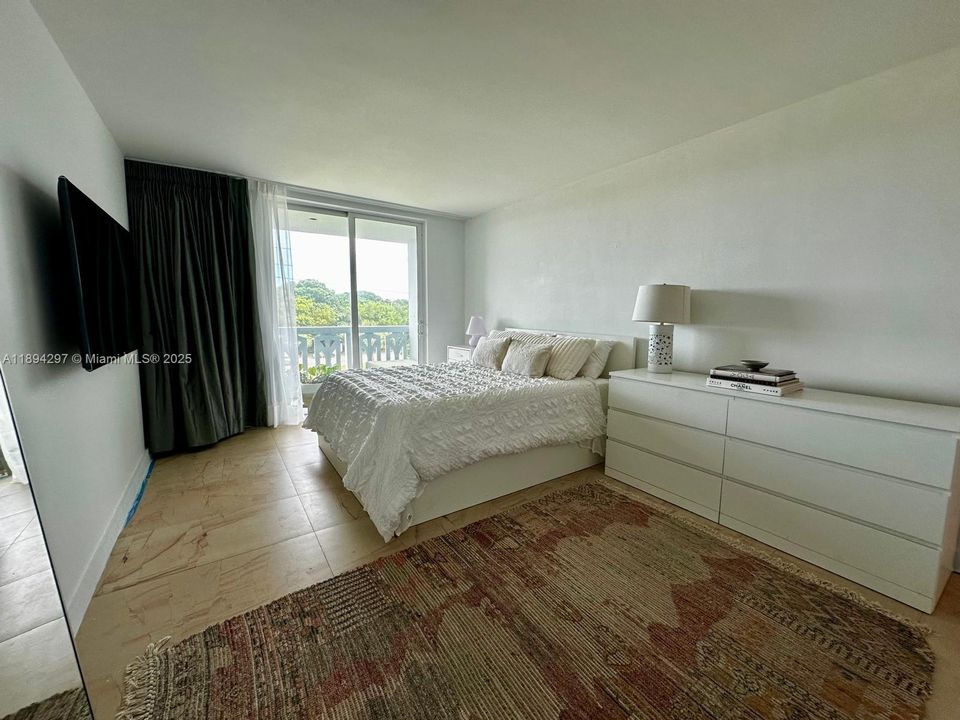 Recently Sold: $265,000 (1 beds, 2 baths, 864 Square Feet)