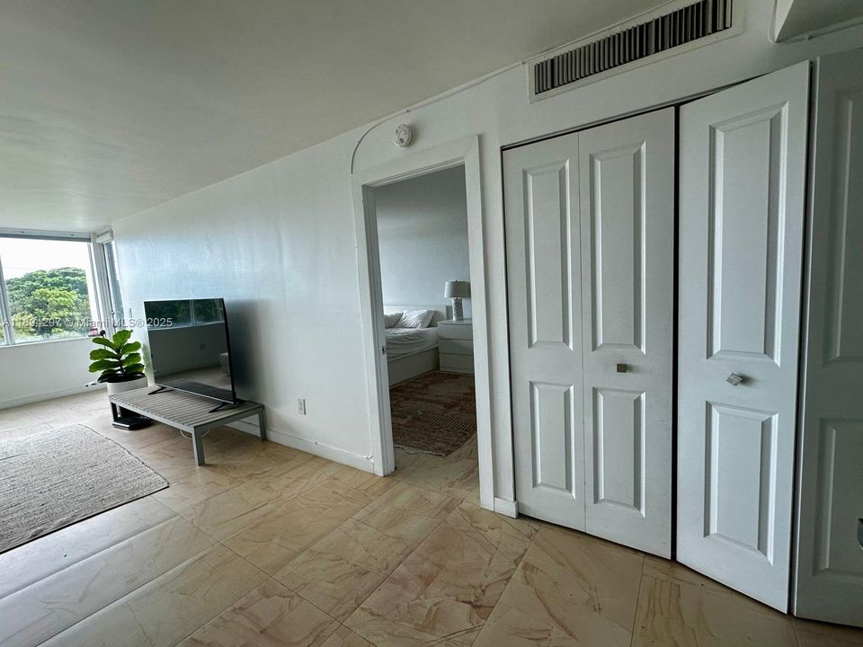 Recently Sold: $265,000 (1 beds, 2 baths, 864 Square Feet)