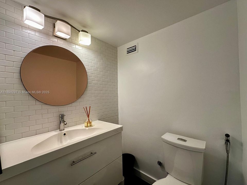 Recently Sold: $265,000 (1 beds, 2 baths, 864 Square Feet)