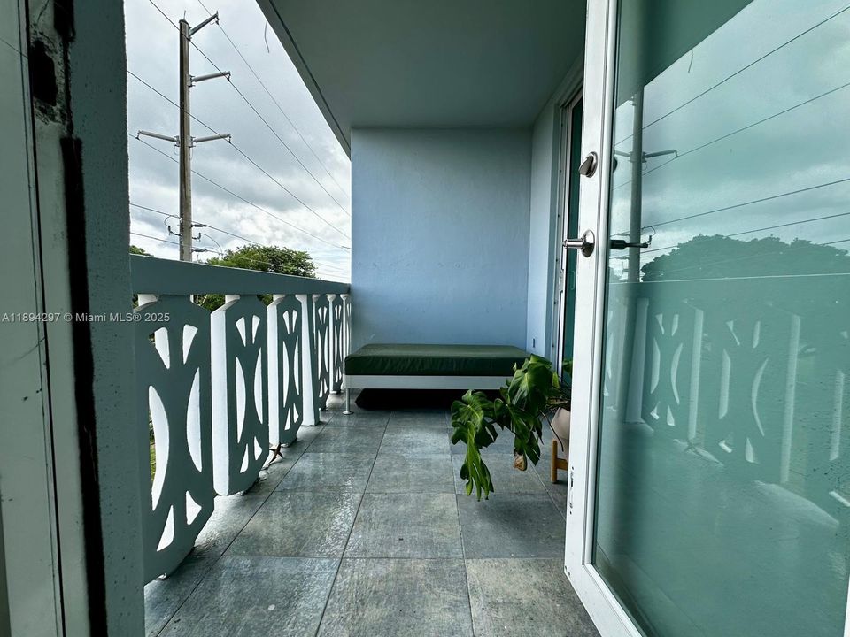 Recently Sold: $265,000 (1 beds, 2 baths, 864 Square Feet)