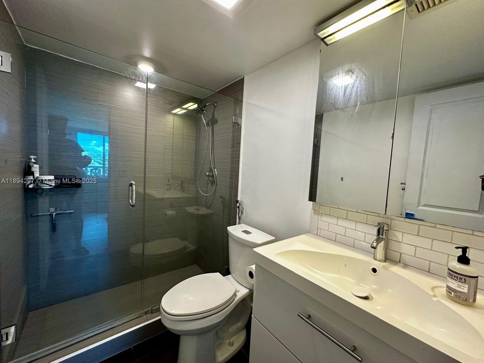 Recently Sold: $265,000 (1 beds, 2 baths, 864 Square Feet)