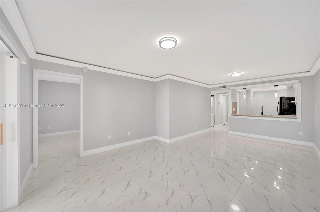 合同活跃: $225,000 (2 贝兹, 2 浴室, 970 平方英尺)