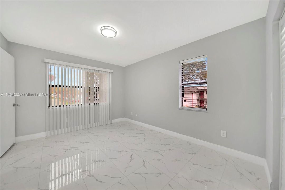 合同活跃: $225,000 (2 贝兹, 2 浴室, 970 平方英尺)