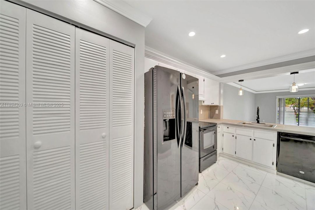 合同活跃: $225,000 (2 贝兹, 2 浴室, 970 平方英尺)