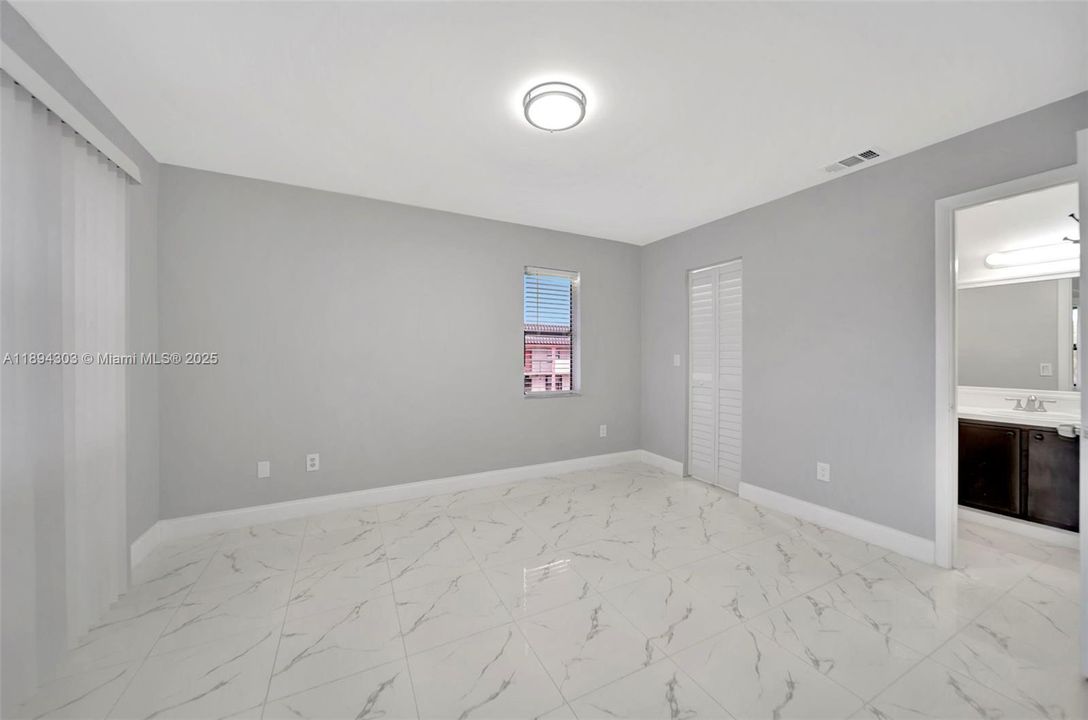 合同活跃: $225,000 (2 贝兹, 2 浴室, 970 平方英尺)