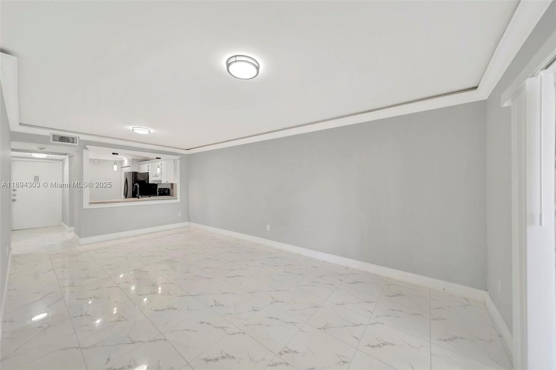 合同活跃: $225,000 (2 贝兹, 2 浴室, 970 平方英尺)