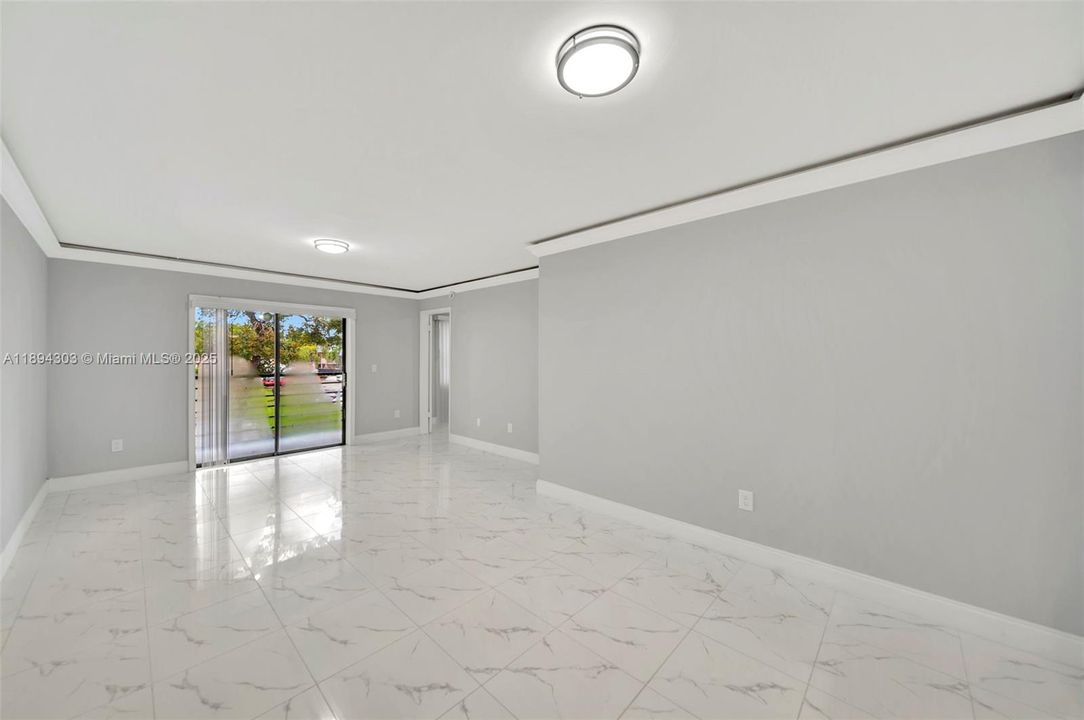 合同活跃: $225,000 (2 贝兹, 2 浴室, 970 平方英尺)