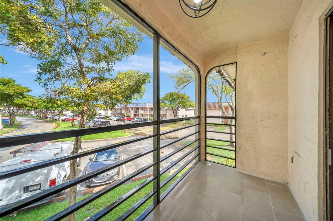 合同活跃: $225,000 (2 贝兹, 2 浴室, 970 平方英尺)