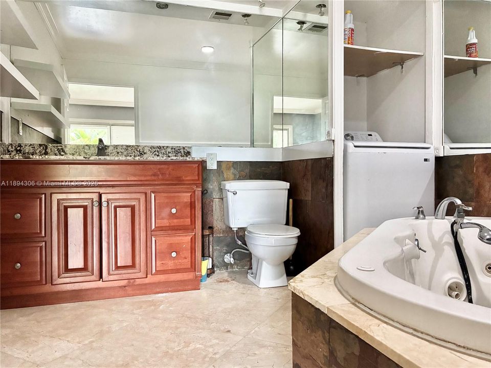 For Sale: $235,000 (2 beds, 2 baths, 1095 Square Feet)