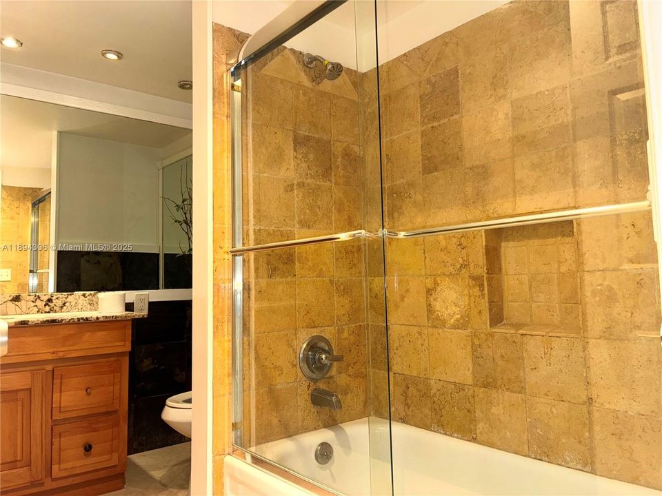 For Sale: $235,000 (2 beds, 2 baths, 1095 Square Feet)