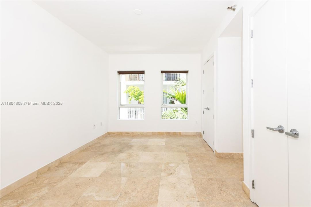 出租: $4,350 (2 贝兹, 1 浴室, 1100 平方英尺)