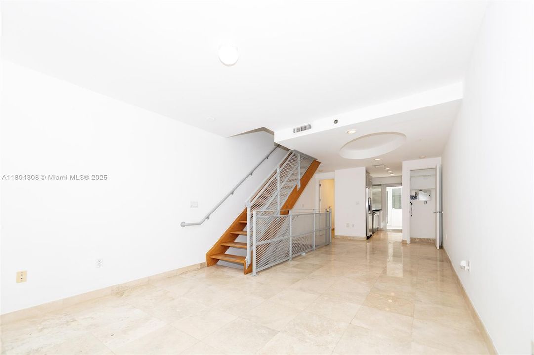 出租: $4,350 (2 贝兹, 1 浴室, 1100 平方英尺)