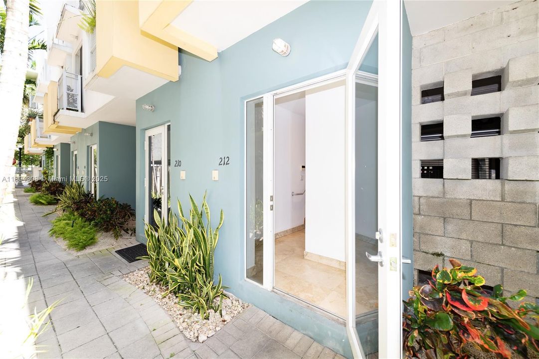 出租: $4,350 (2 贝兹, 1 浴室, 1100 平方英尺)