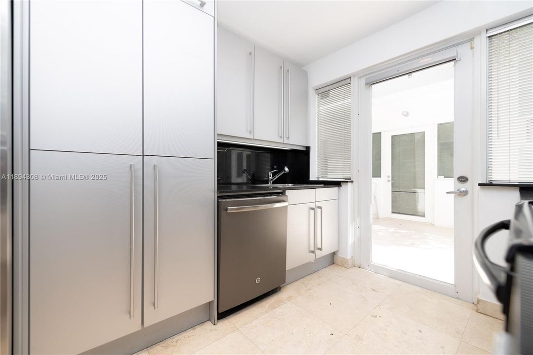 出租: $4,350 (2 贝兹, 1 浴室, 1100 平方英尺)