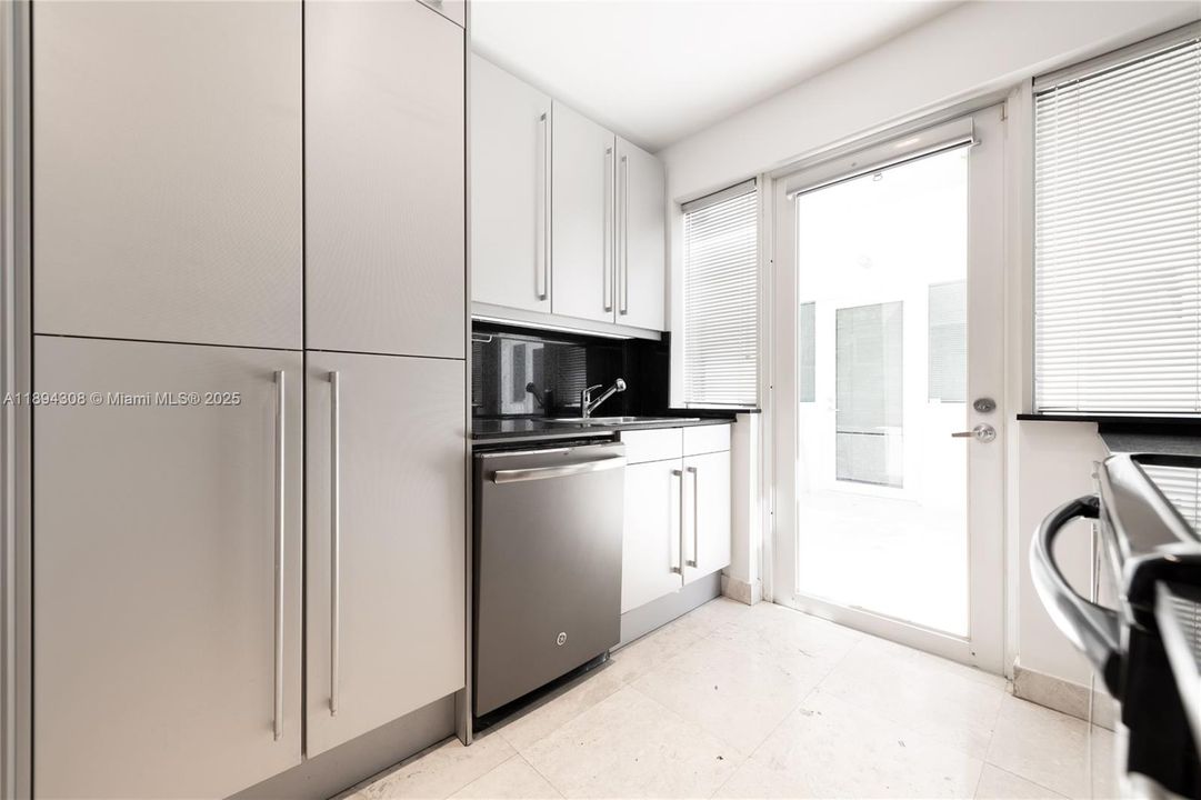 出租: $4,350 (2 贝兹, 1 浴室, 1100 平方英尺)