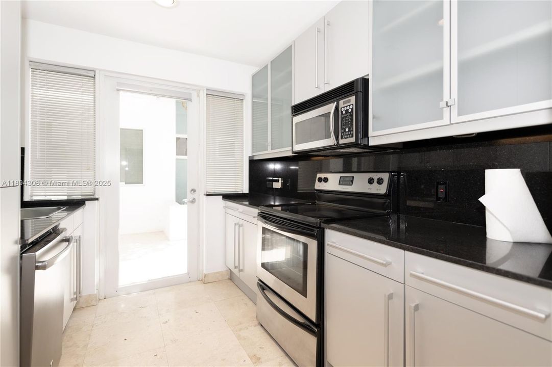 出租: $4,350 (2 贝兹, 1 浴室, 1100 平方英尺)