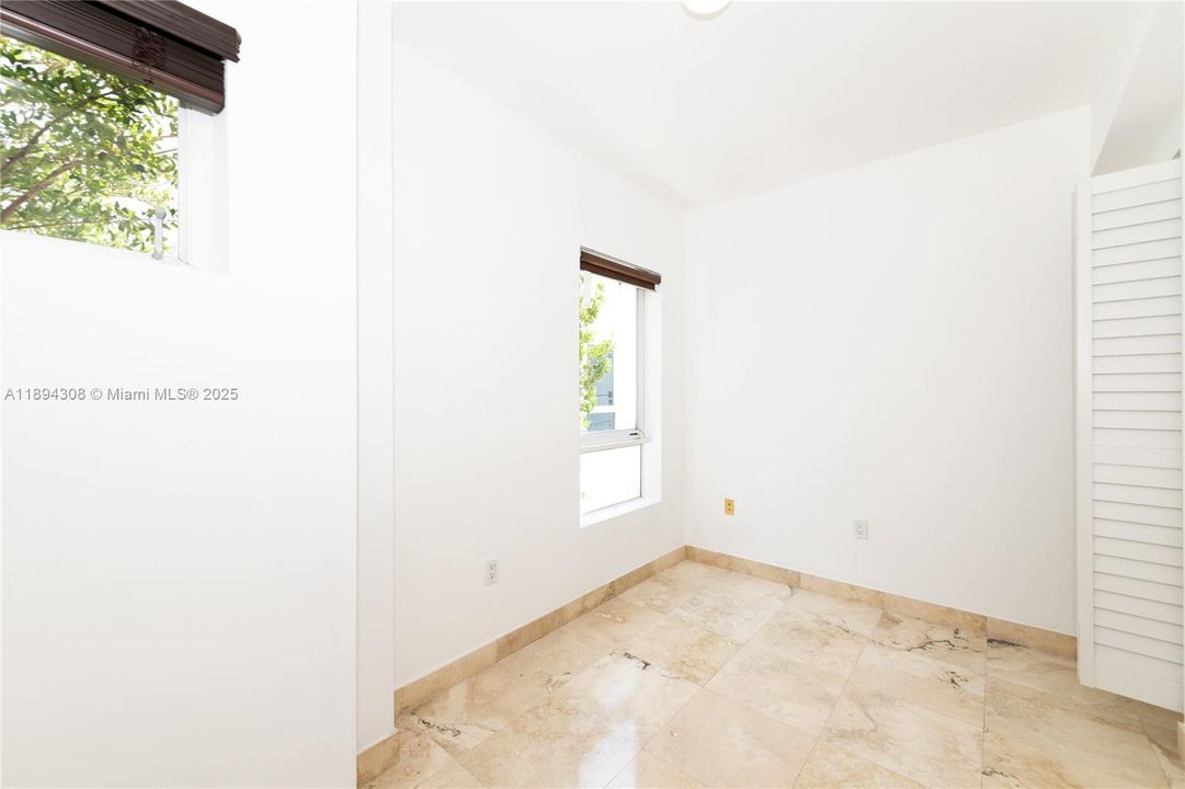 出租: $4,350 (2 贝兹, 1 浴室, 1100 平方英尺)