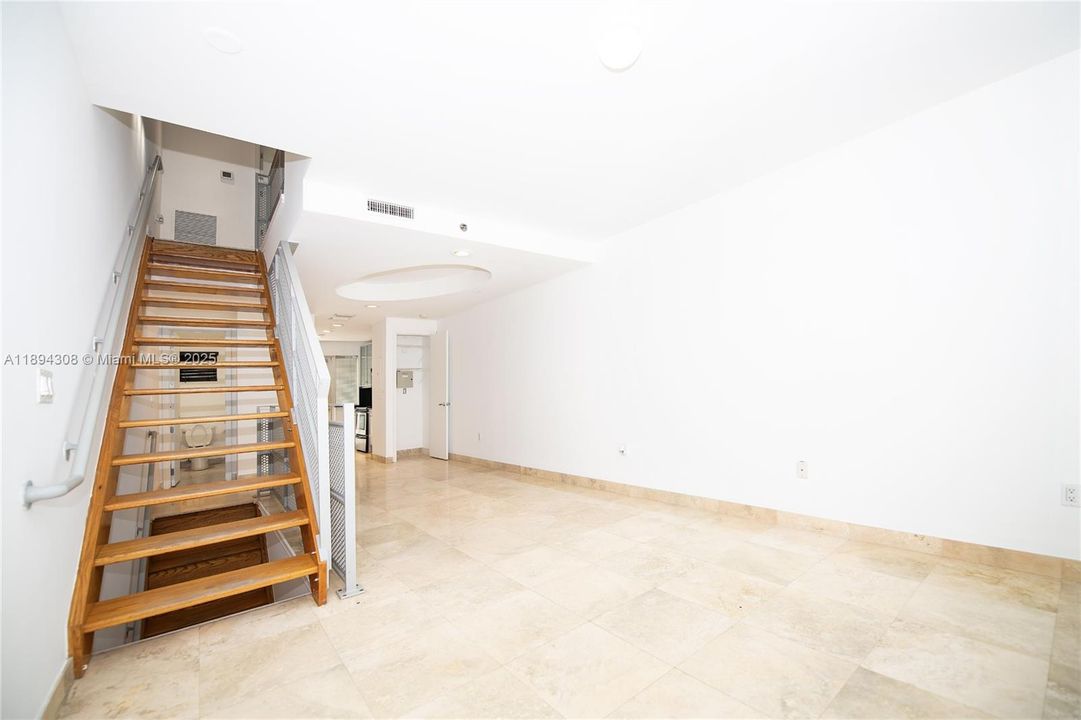 出租: $4,350 (2 贝兹, 1 浴室, 1100 平方英尺)