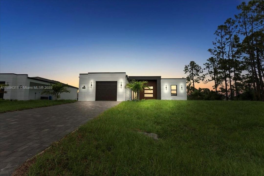 For Sale: $319,800 (3 beds, 2 baths, 1292 Square Feet)