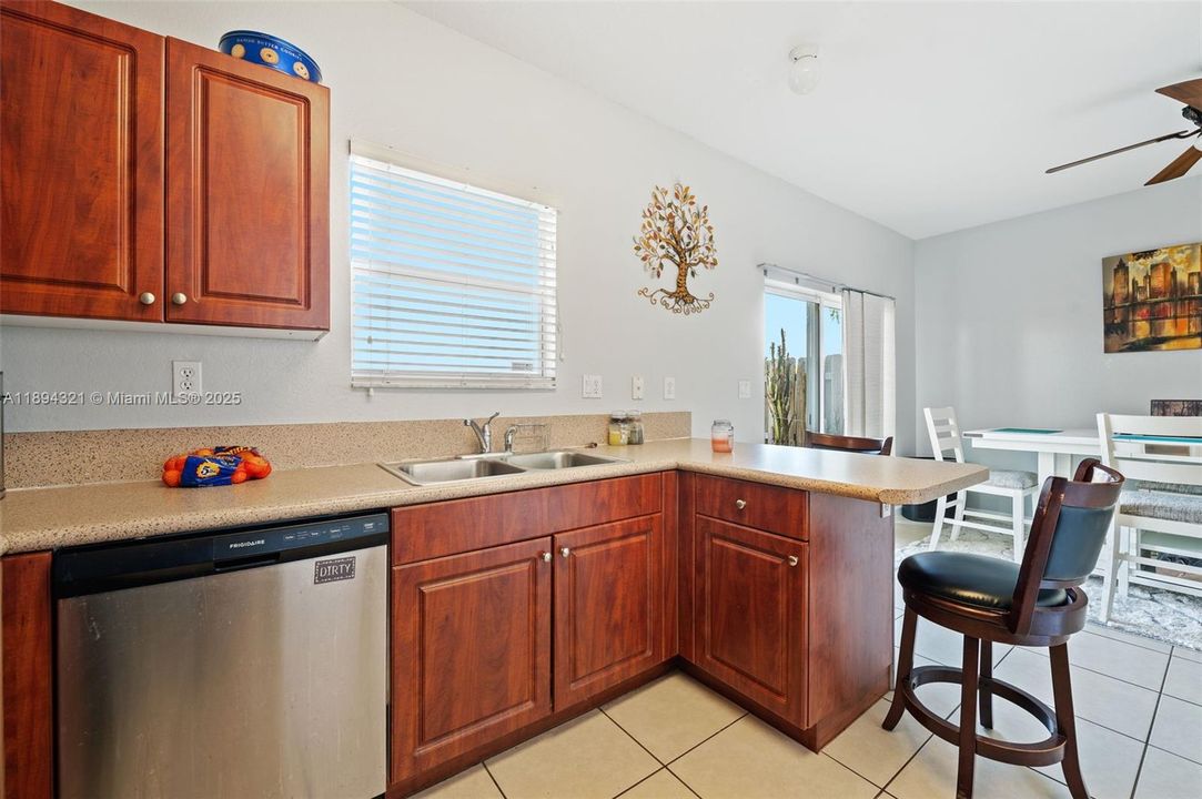 En Venta: $475,000 (4 camas, 2 baños, 1720 Pies cuadrados)