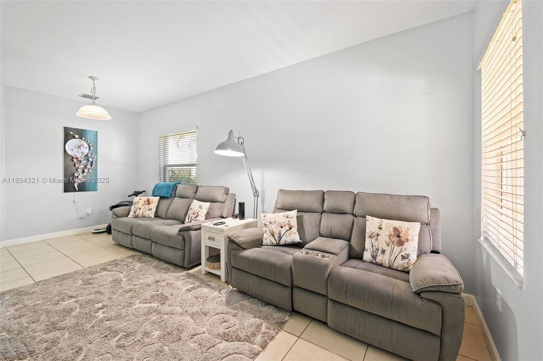 En Venta: $475,000 (4 camas, 2 baños, 1720 Pies cuadrados)