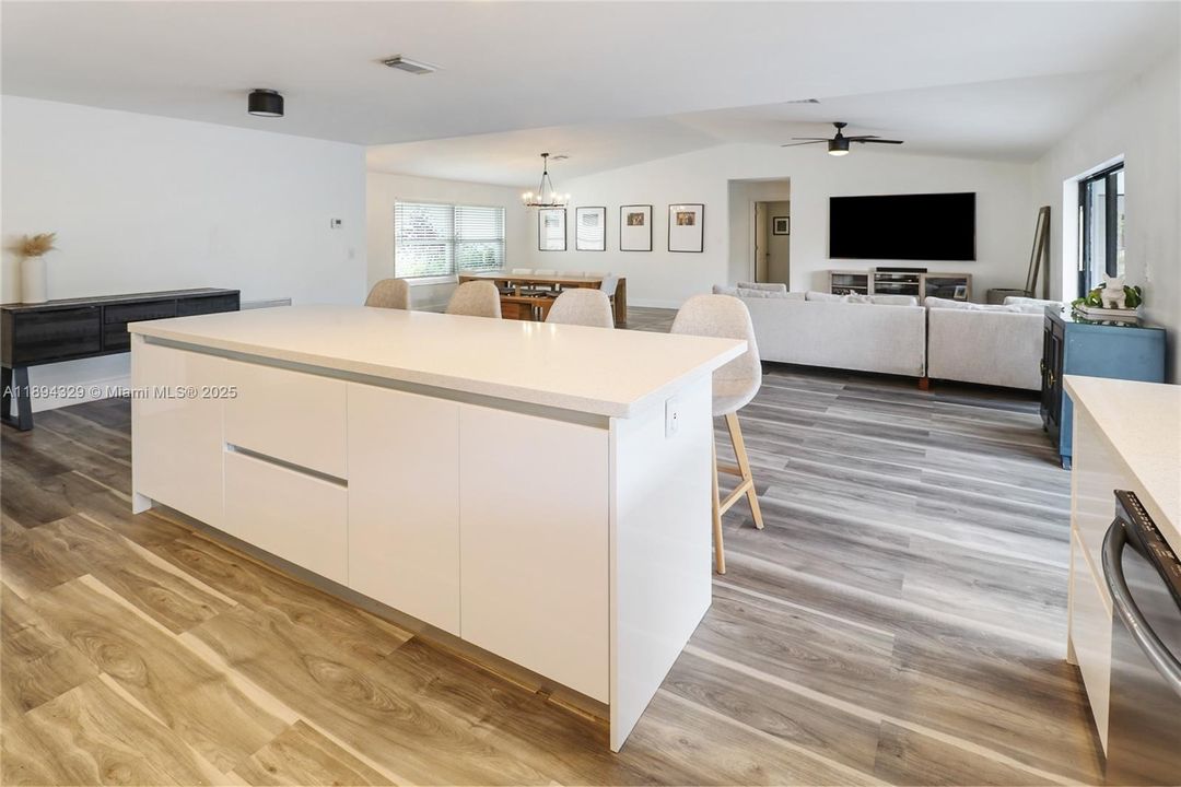 На продажу: $769,999 (4 спален, 2 ванн, 2133 Квадратных фут)