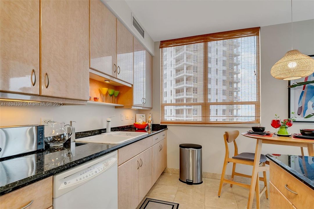 待售: $950,000 (2 贝兹, 2 浴室, 1280 平方英尺)