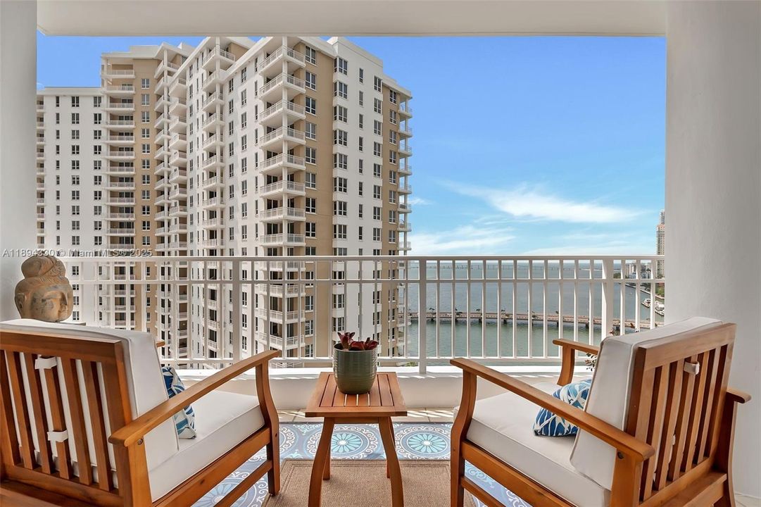 待售: $950,000 (2 贝兹, 2 浴室, 1280 平方英尺)